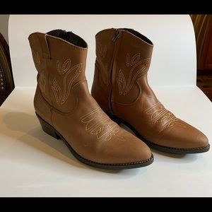 Muse & Cloud cowgirl boots. Super cute! Worn 1 time great condition. Size 9